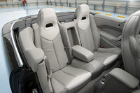 大人ふたりがきちんと座れる後席。背もたれのクッションもしっかりしており、センターアームレストまで備わる。