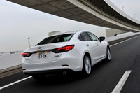 6段MT仕様の燃費は、セダンで22.4km/リッター、ワゴンで22.2km/リッター。20.0km/リッターという6段AT仕様の数値を1割ほど上回っている。（いずれもJC08モード）