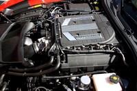 スーパーチャージャー付きの6.2リッターV8 OHVエンジンは、659ps/6400rpm、89.8kgm/3600rpmを発生する。