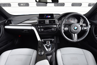 室内のデザインは、基本的に「3シリーズ／4シリーズ」と同じ。センターコンソールは、ご覧のようにドライバー側にオフセットされた形状となっている。