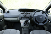 メーター類は「アヴァンタイム」を思わせるセンターデジタル型。パーキングブレーキは電子式で、ステアリングホイールの右側にスイッチがある。