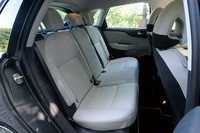 リアシート。新型「C4」では、ヘッドクリアランスだけでなく、室内幅のゆとり拡大にも配慮がなされた。