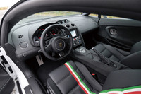 運転席からの眺め。ステアリングホイールやセンターコンソールの一部には、カーボン材が用いられる。