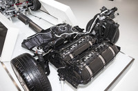 圧力タンクが2基、荷室フロア下に設置される。ここにもアウディのライトウェイトコンセプトが貫かれており、軽量なコンポジット材で造られているのが売り。