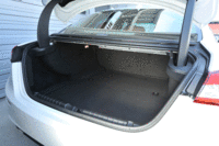 トランクの容量は500リッター。後席は6：4の分割可倒式となっている。（写真をクリックすると、シートの倒れる様子が見られます）
    