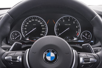 メーターは、アナログ式の2眼タイプ。中央の液晶部分に、運転支援システムの情報が表示される。