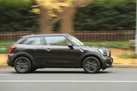 ディーゼル車が追加された2014年9月のマイナーチェンジでは、同時に仕様の整理も図られ、「ペースマン」の4WD車は廃止された。
    