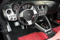 バケットシートが2座備わるインテリア。ハンドル位置は左のみとなる。