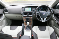 テスト車にはオプションのレザーパッケージ（20万円）が装着されていた。シートカラーはエスプレッソブラウンとブロンドのツートン。