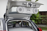 SXTには、「ミュージックゲートパワーサウンドシステム」（ボストンアコースティックスピーカー6基、リフトゲートスピーカー2基、サブウーファー1基）が標準装備される。写真のリフトゲートスピーカーは、リフトゲートを開き、トリムパネルから引き出して使用することも可能。