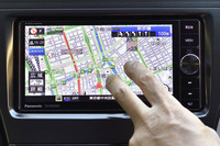 2本の指で同時に地図をタッチする2点タッチで地図は広域側に切り替わる。詳細側へはダブルタップで。