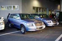 トヨタの燃料電池車「FCHV-adv」。航続距離には期待ができるというものの、普及までにはFCVシステムのコスト低減や小型軽量化といった課題が残る。