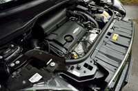 
    ハイチューンが施された1.6リッター直4ターボは、ホットな「クーパーS ペースマン」（184ps）より34ps増しの218psを発生する。
    