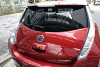 荷室には、写真右側に見える黒い専用収納バッグとともに、充電用のケーブルが常備される。（写真をクリックするとシートの倒れるさまが見られます）