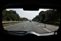 カメラカーを前走車に見立て、アダプティブクルーズコントロールの制御を試す4代目「エスクード」。