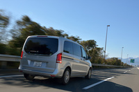 エンジンは2.1リッター直4ディーゼルターボ、トランスミッションは7段ATのみの設定となっている。