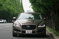 ボディーカラーはコーツァイトと呼ばれるブラウン系のメタリックカラーである。