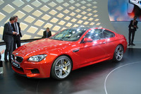 フォルクスワーゲングループ、メルセデス・ベンツの攻勢にくらべてややおとなしく見えたのがBMW。560psを発生する4.4リッターV8ツインターボエンジン搭載の「M6クーペ」（写真）は、ジュネーブで発表された後、4月のニューヨークショーでオープン仕様が公開される予定。