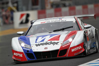 最終戦を2位で終え、シリーズチャンピオンの座を手にしたNo.18 ウイダー HSV-010 (小暮卓史/ロイック・デュバル組）。
