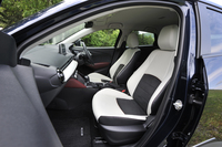 「XDツーリング Lパッケージ」に装備される、パーフォレーションレザーとラックススエードのコンビシート。ピュアホワイトとブラックのツートンカラーが採用されている。
    