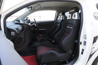 元気な走りに対応すべく、シートはサイドサポートの豊かなレカロ製を採用。