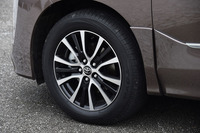 ツートンカラーのモデルには、ブラック塗装を施した切削光輝17インチアルミホイールが組み合わされる。