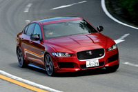 ワインディングロードを行く「XE S」。