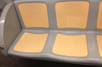 こちらもミラノ地下鉄2号線のプラスチックシート。
    