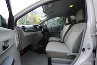 前席の様子。インストゥルメントパネルは、「D」「L」グレードを除きブラックとベージュのツートンカラーとなる。