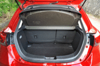 ラゲッジスペースの容量は現時点では未公表。後席は6：4の分割可倒式となる。（クリックすると後席背もたれが倒れる様子が見られます）