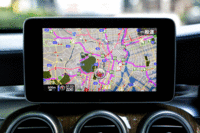 センターコンソールの8.4インチディスプレイ。カーナビほか各種のインフォテインメント情報を映し出す。（写真をクリックすると表示バリエーションが見られます）
    