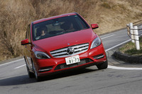 コーナリング時にアンダーステア傾向を感知すると、内側の後輪にブレーキをかけて、コーナリング姿勢の安定化を図る「トルクベクトリング」が全車に標準装備された（写真は、B180ブルーエフィシェンシー）。 