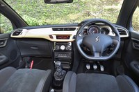 ダッシュボードもゴールドに。トランスミッションは6MT、ハンドル位置は右のみ。