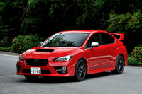 スバルWRX STI
    ボディーサイズ：全長×全幅×全高＝4595×1795×1475mm／ホイールベース：2650mm／車重：1500kg／駆動方式：4WD／エンジン：2リッター水平対向4 DOHC 16バルブ ツインターボ／トランスミッション：6MT／最高出力：308ps/6400rpm／最大トルク：43.0kgm/4400rpm／タイヤ：（前）245/40R18 （後）245/40R18／車両本体価格：379万800円