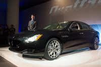 「クアトロポルテGT S」とマセラティジャパンのファブリッツィオ・カッツォーリ社長。