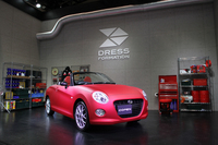 「コペン」を14台も並べたダイハツブースには、復活した丸目のモデルが。
    