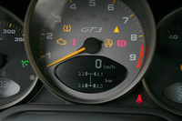 サーキット走行ではタイヤの加熱で空気圧が変わる。それをモニターするタイヤ空気圧チェッカーは標準装備。