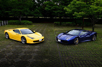 “憧れの女子アナ嫁”「458イタリア」（左）と“整形ブスの新人アナ”「488GTB」（右）との敵対図。似ているがよく見ると違いがわかる。（写真＝池之平昌信）
