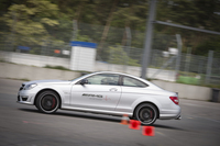 「ベーシック」とはいえ、競争の要素も盛り込まれる。ジムカーナコースを使ってタイムアタックが行われた。