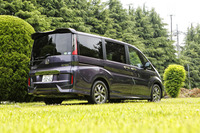 現行型の「ホンダ・ステップワゴン」は、1996年デビューの初代から数えて5代目にあたるモデル。2015年4月24日に発売された。今回試乗したのは、スタイリッシュな内外装や専用の足まわりをセリングポイントとする「ステップワゴン スパーダ」の、8人乗り仕様である。