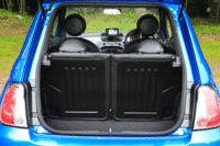 ラゲッジルームの仕様は基本的に他のグレードと共通。リアシートを倒してもフロアはフラットにはならない。（写真をクリックすると、シートの倒れる様子が見られます）