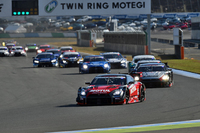 GT500クラスのスタートシーン。最終戦は終始、先頭を行くNo.23 MOTUL AUTECH GT-Rが支配した。
    