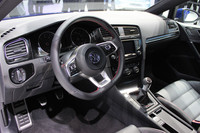 ステアリングには可変レシオ機構が備わる。