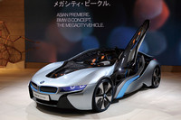 「BMW i8」
次世代モビリティーのために「BMW i」が新しいサブブランドとして登場した。2車種が発表されており、コンパクトな「i3コンセプト」はピュアEV、プレミアムスポーツの「i8コンセプト」はプラグインハイブリッドである。2013年から順次市販される予定。写真は東京モーターショー会場に展示された「i8コンセプト」。（写真＝峰昌宏）
