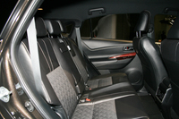 「ハリアーPREMIUM“Advanced Package”」（ガソリン車）の後席。シート表皮はファブリック（上級）＋合成皮革。
    