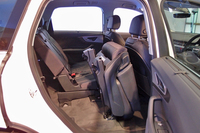 2列目シートは3分割式で、個々に前後110mmのスライド機能が備わる。7人乗り仕様車では、写真のように2列目を前転させて3列目に乗り込む。