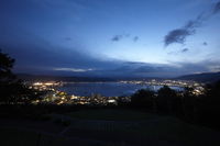 ビーナスラインからふもとに向かう道すがら、美しい夜景に遭遇。諏訪湖（写真）の周辺は絶好の夜景スポットしても名高い。
    