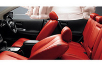 
	ボディカラーはスーパーブラックのみ。インテリアカラーのカベルネは、オレンジがかった鮮やかな赤。写真のカーテンエアバッグも、特別装備される。
	 