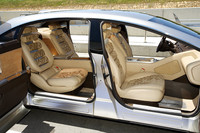 インテリアにはウッドパネルの代わりにコルク素材を使用。様々な面が既存のクルマと違う。
