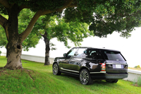 「オートバイオグラフィー」の標準タイヤサイズは275/40R22。試乗車が履くアルミホイールは“ダイヤモンドターンド・フィニッシュ”が施される「スタイル7」と呼ばれるオプション。